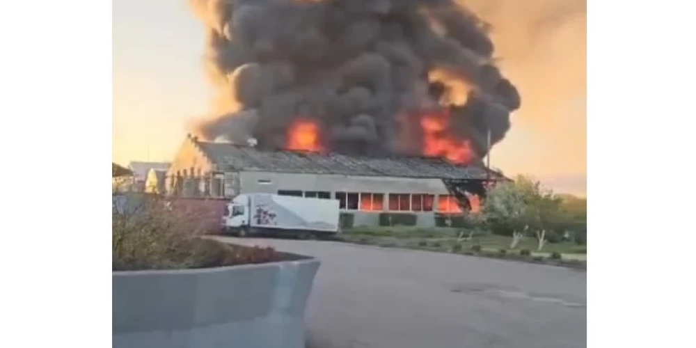 ВИДЕО: утром в Тукумсе открытым пламенем горело предприятие по производству одежды