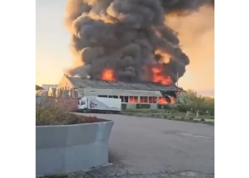 ВИДЕО: утром в Тукумсе открытым пламенем горело предприятие по производству одежды