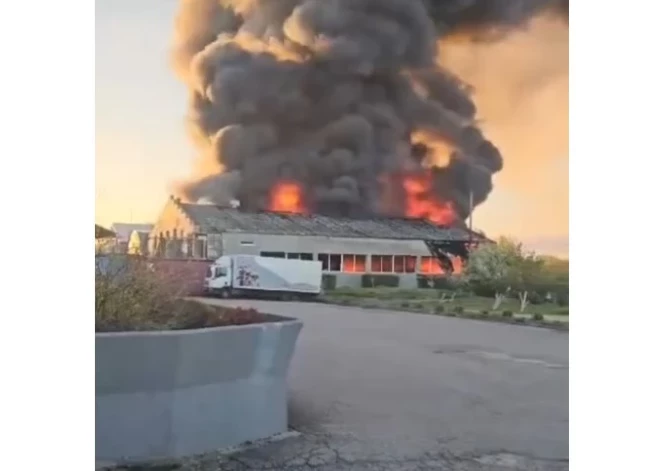 ВИДЕО: утром в Тукумсе открытым пламенем горело предприятие по производству одежды