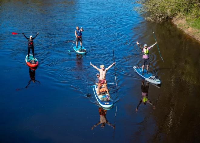 Agrā 4. maija rītā Salacā pie iztekas no Burtnieku ezera uz starta stājās 138 SUP airētāji, lai piedalītos pirmajā Salacas SUP maratonā un dotos 100 kilometrus garajā distancē līdz upes ietekai jūrā.