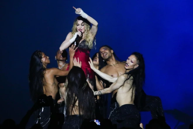 Ziņots, ka savu superšovu uz 800 kvadrātmetru lielās skatuves Madonna sākusi ar 1998. gada hitu “Nothing Really Matters”.