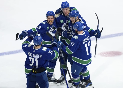 "Canucks" hokejsti priecājas par trešo vārtu guvumu, kurā rezultatīva piespēle ar Bļugeram.