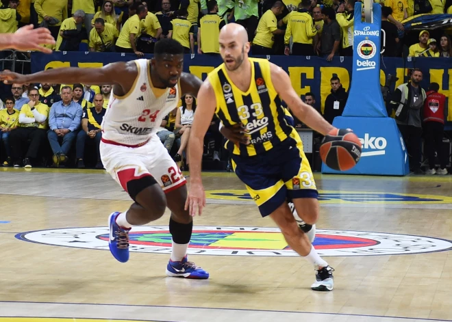 "Fenerbahce" un "Olympiacos" pārraksta Eirolīgas vēsturi un iekļūst finālčetriniekā