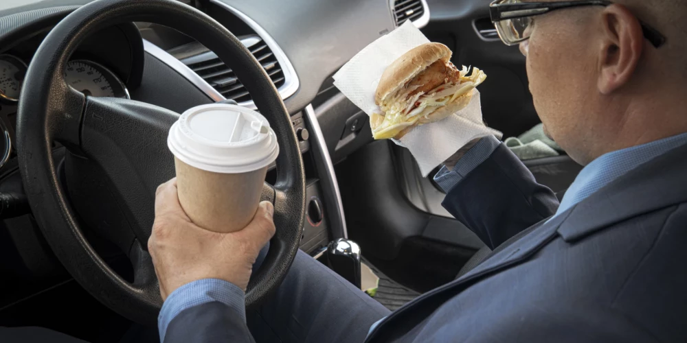 Aptauja: 39% šoferu pie stūres runā pa telefonu, 40% - dzer kafiju  
