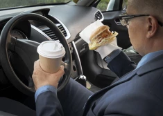 Aptauja: 39% šoferu pie stūres runā pa telefonu, 40% - dzer kafiju  
