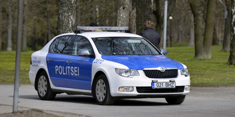 Igaunijas policija Pērnavā aptur trijotni ar Krievijas karogu
