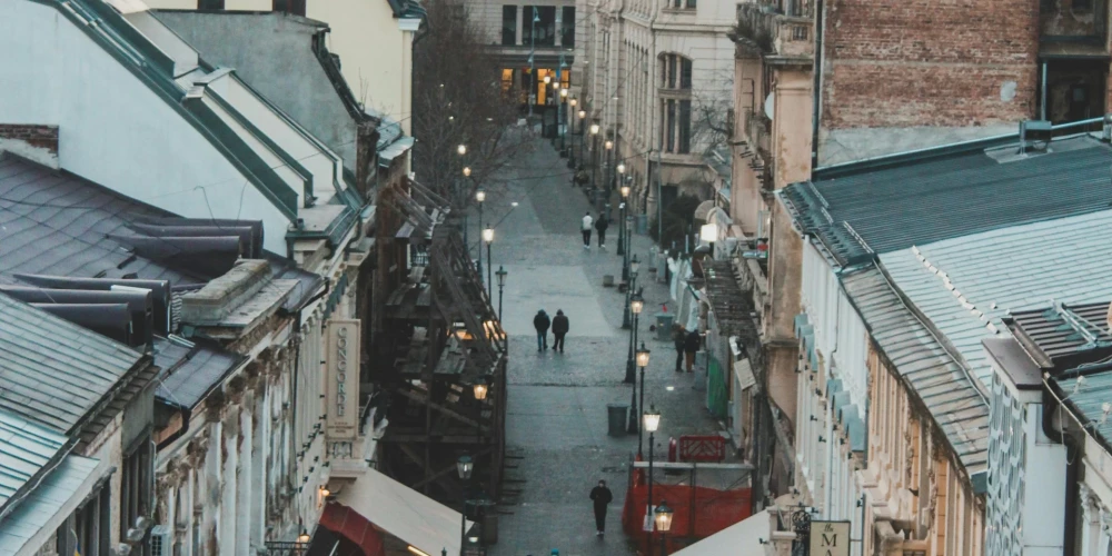 "Mazā Parīze": šī pilsēta atzīta par lētāko atpūtai Eiropā šovasar; topā iekļuvusi arī Latvija