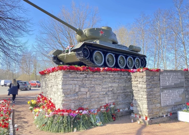 В Нарве полицейские убирают цветы с того места, где раньше находился танк-памятник