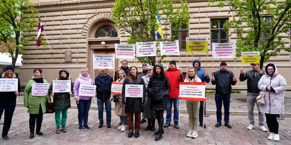 У здания Сейма проходит пикет родителей пациентов с муковисцидозом с требованием соответствующей медицинской поддержки своих детей.