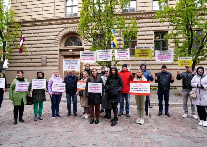 У Сейма собрались родители больных детей, требуя для них медицинской помощи