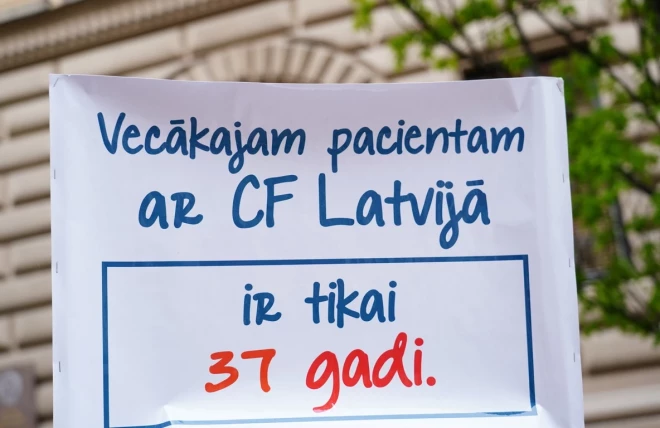 Самому старшему пациенту с муковисцидозом в Латвии всего 37 лет, гласит плакат.