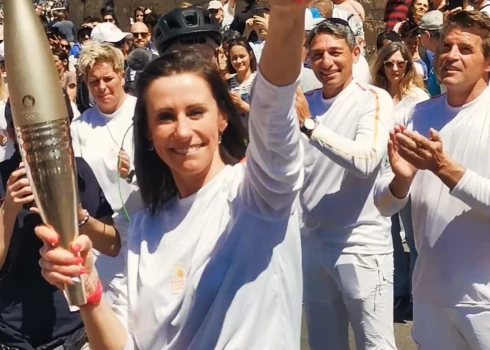 Ilggadējā Latvijas sieviešu basketbola izlases kapteine Gunta Baško ar olimpisko lāpu.