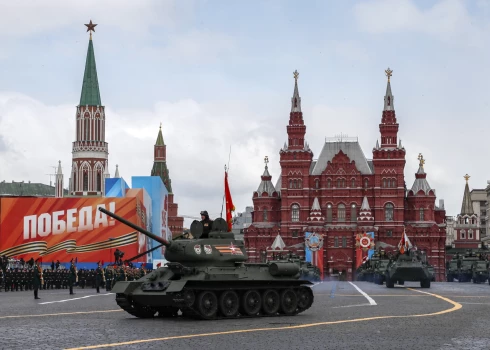 Virsnieki parādē Maskavā neatdod godu Putinam
