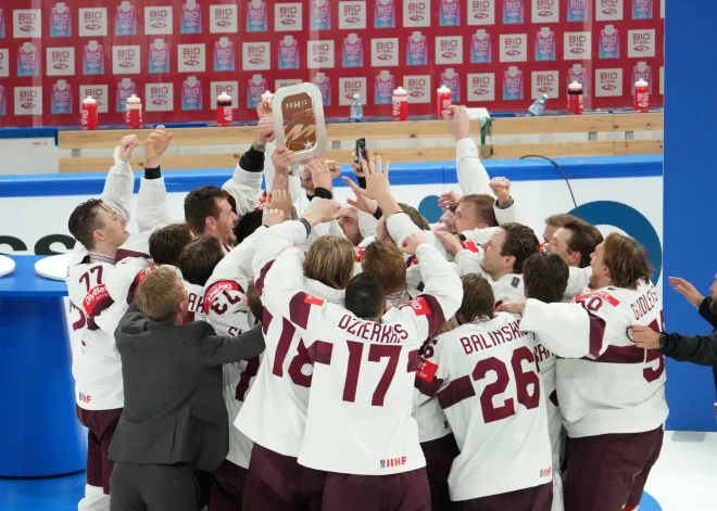 Latvijas hokeja izlase ar pasaules čempionāta trešās vietas kausu.