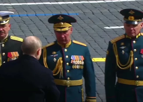 ВИДЕО: несколько офицеров на параде не отдали честь Путину