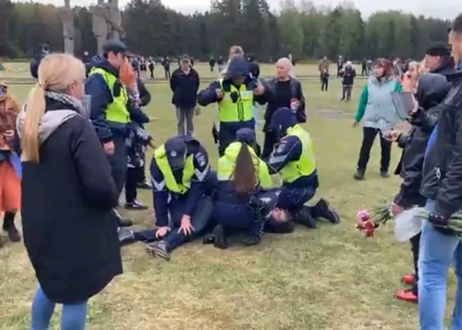 9 мая в Латвии: в Саласпилсе полицейские скрутили мужчину за музыку на телефоне