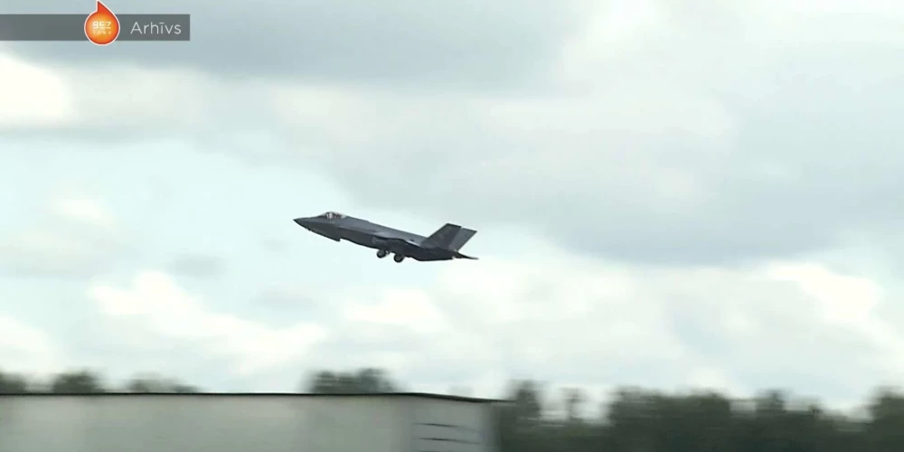 Дети боятся! У жителей вызывает вопросы громкое кружение самолетов НАТО в небе Латвии