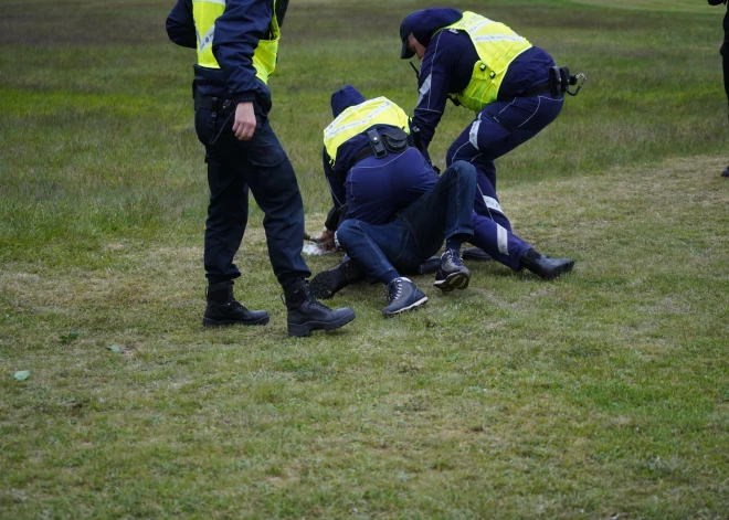  9. maija atzīmēšana Salaspils memoriālā neiztiek bez incidenta (foto: Mārtiņš Ziders)