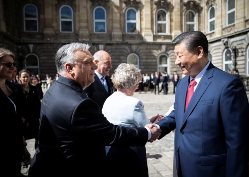 Ar vizīti pie Putina drauga Orbāna Ķīnas prezidents noslēdz Eiropas turneju