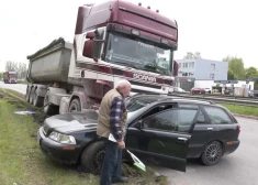 В Риге произошла "спокойная" авария: одному жаль водителя авто, а второй сохранил бодрость духа