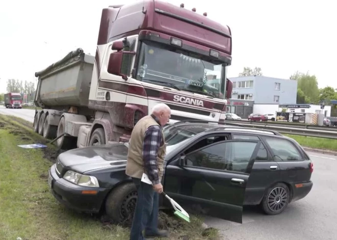 В Риге произошла "спокойная" авария: одному жаль водителя авто, а второй сохранил бодрость духа