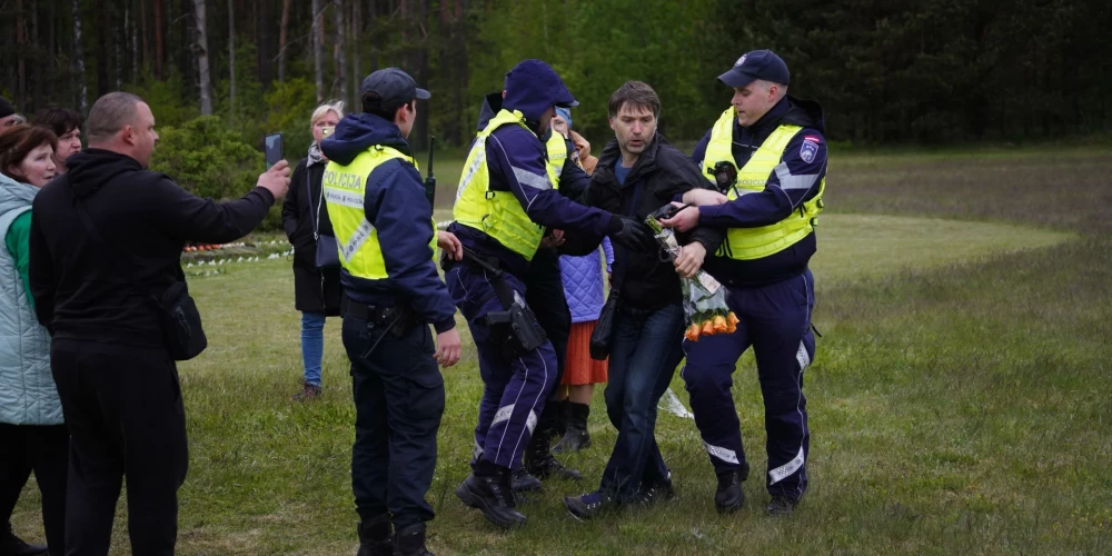 Policija Salaspils memoriālā aiztur vīrieti (foto: Mārtiņš Ziders)