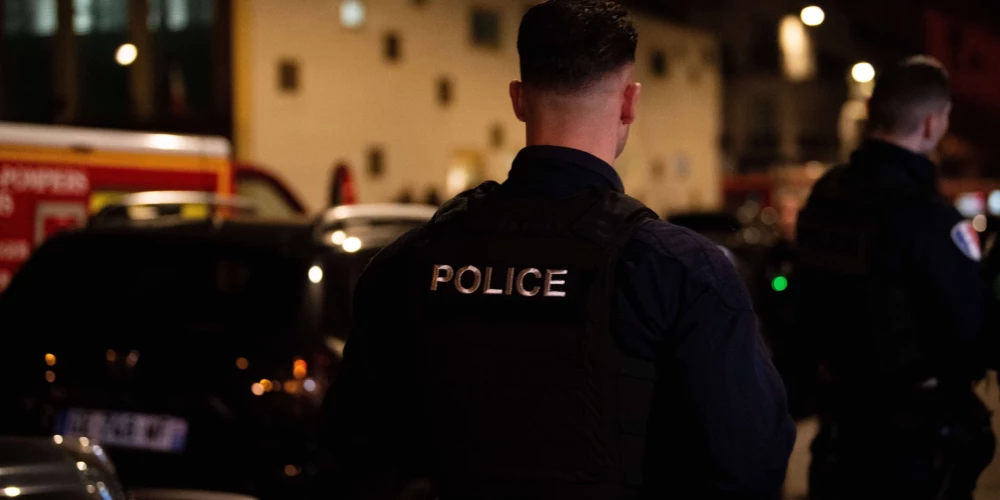 Parīzes policijas iecirknī aizturētais sašauj un smagi ievaino divus policistus
