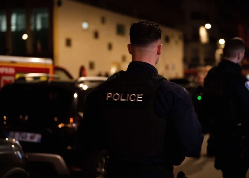 Parīzes policijas iecirknī aizturētais sašauj un smagi ievaino divus policistus
