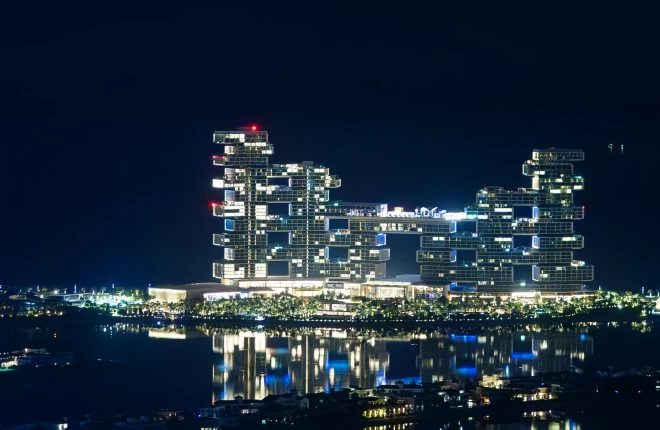 Pasākuma vieta bijna izvēlēta atbilstoša - viens no Dubaijas arhitektūras brīnumiem.