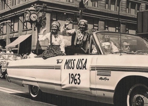 Aplūkojama Mārītes Ozeres  - kādreizējās ASV skaistākās sievietes titula ieguvējas - plecu lente
