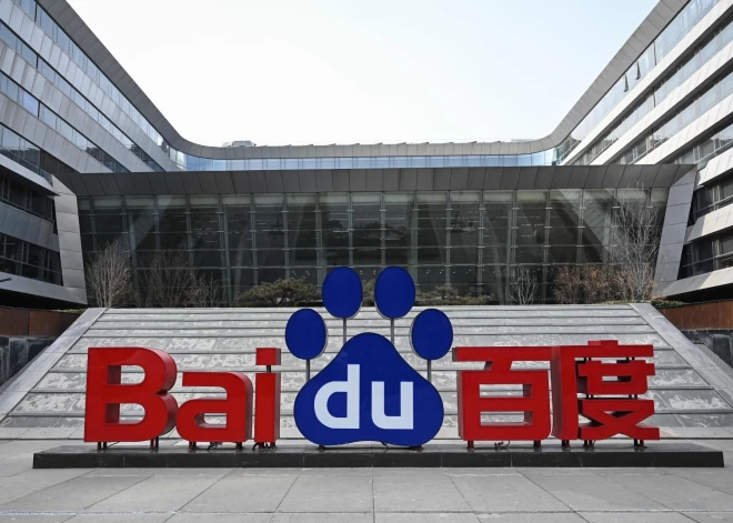 "Baidu" logotips pie uzņēmuma galvenās mītnes Pekinā