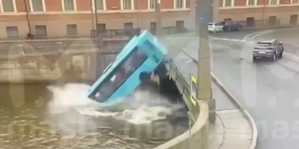 Автобус упал в реку.