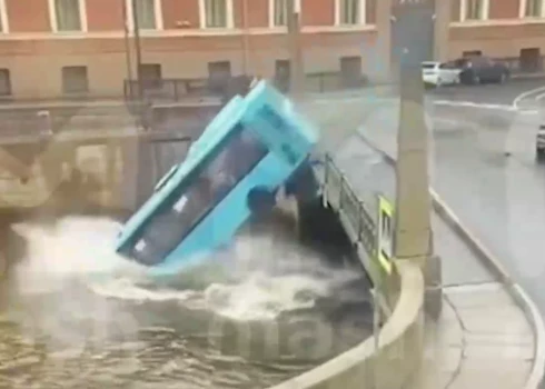 ВИДЕО: в центре Санкт-Петербурга автобус упал в реку - под водой оказалось 20 человек, есть погибшие