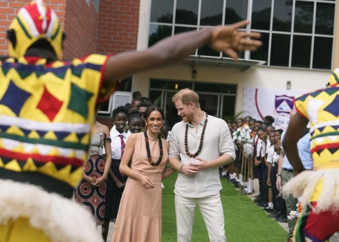 Megana Mārkla un princis Harijs ieradušies Nigērijā pēc slepenas tikšanās Londonā