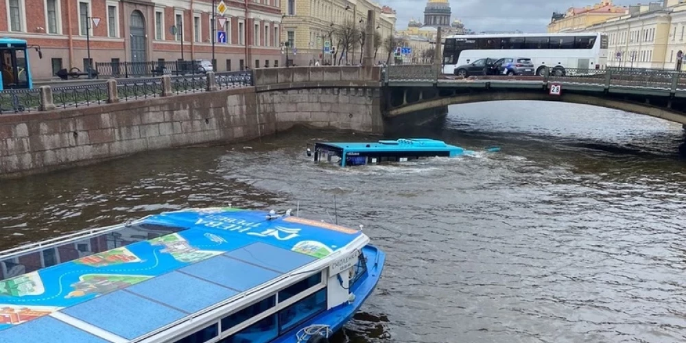 Sanktpēterburgā upē iegāzies autobuss (ekrānuzņēmums no "X")
