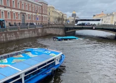 Sanktpēterburgā upē iegāzies autobuss (ekrānuzņēmums no "X")