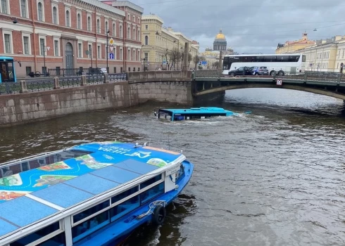 VIDEO: Sanktpēterburgā upē iegāžas autobuss ar 20 pasažieriem; ir upuri