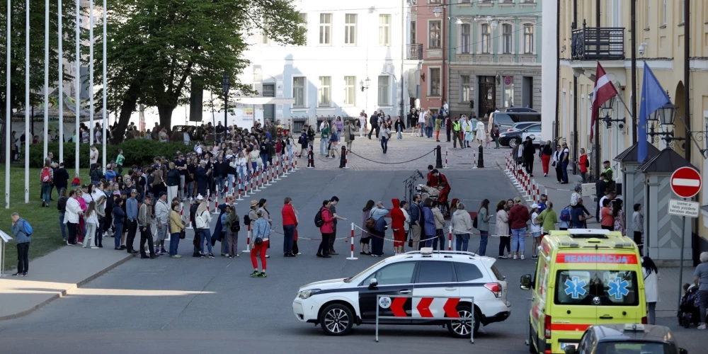 Люди стоят в очереди в Рижский замок во время акции "Ночь музеев" 13 мая 2023 года.