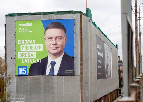 Kādreizējā Ēreinpreisa velosipēdu fabrikas mūris Rīgā pie Gaisa tilta tagad kalpo par Valda Dombrovska priekšvēlēšanu plakāta balstu.