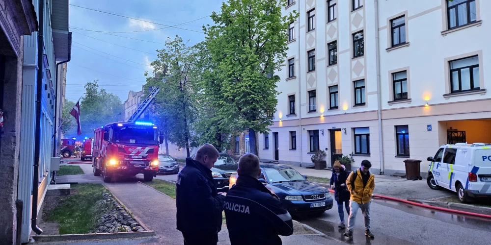 Laboratorijas ielā aizdegusies koka divstāvu ēka.