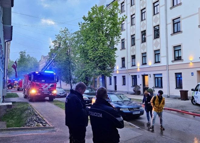 Grīziņkalna ugunsgrēkā cietusī māja ir kritiskā stāvoklī; kādu palīdzību dome piedāvā iedzīvotājiem?