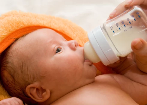 Mātes piena banka palīdzējusi jau 56 bērniem; kopumā māmiņas ziedojušas 130 litrus sava piena
