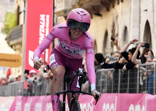 Pogačars individuālā brauciena kāpumā nostiprina vadību "Giro d'Italia" kopvērtējumā