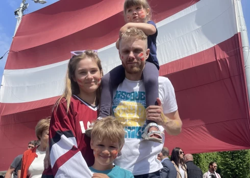 Ar ģimeni pērn, sagaidot Rīgā Latvijas hokeja izlasi, kas atgriezās ar bronzas medaļām no Pasaules čempionāta. Hokeja skatīšanās ir viena no ģimenes mīļākajām nodarbēm.