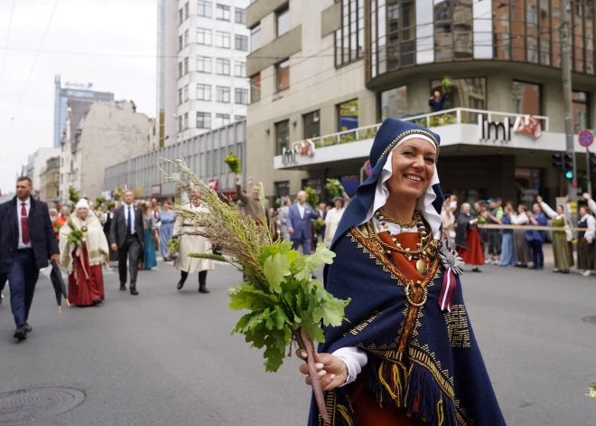 Folkloriste: "Īstu tautastērpu ar šujmašīnu nešuj"; ne visiem gan ir iespēja izvēlēties