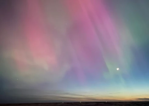 Невероятно! Жители побережья и даже Риги делятся фото потрясающего северного сияния