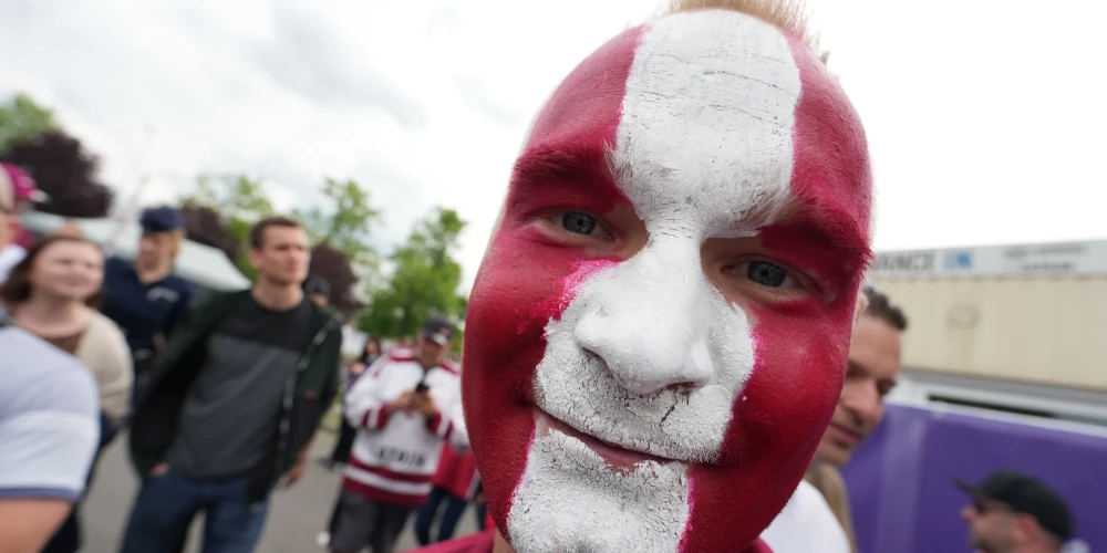 FOTO: Latvijas hokeja fanu tūkstoši dodas gājienā pa Ostravu