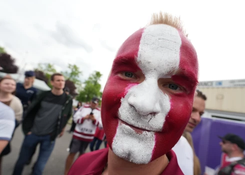 Līdzjutēji pirms Pasaules hokeja čempionāta spēles starp Latvijas un Polijas valstsvienībām "Ostravar arēnā" Ostravā.