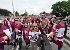ФОТО: несколько тысяч человек собрались на марше латвийских хоккейных болельщиков в Остраве