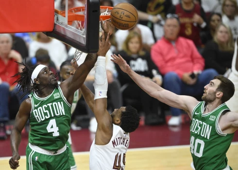 Aizvien bez Porziņga, bet “Celtics” svin uzvaru trešajā NBA ceturtdaļfināla spēlē
